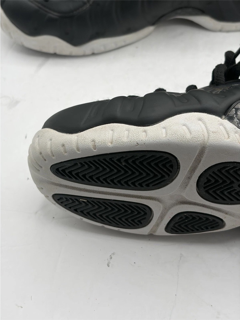 Nike Foamposite Pro “Dr. Doom” Black/White 624041-006 Men’s Size 8.5 - Picture 13 of 16